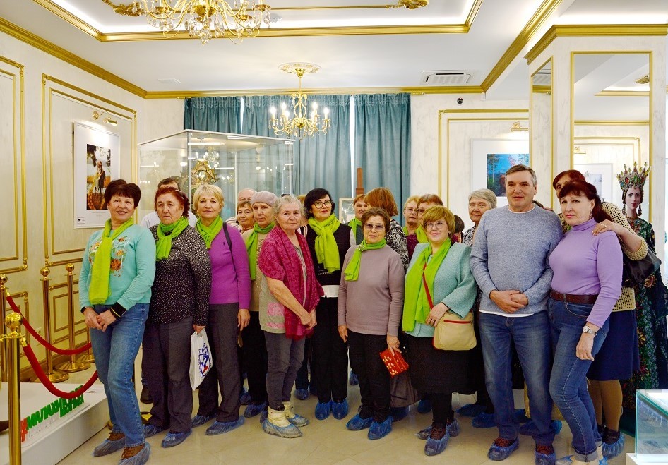 При поддержке БФ «Синара» ветераны СинТЗ посетили музей «Малахитовая шкатулка»