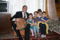 Накануне Дня матери БФ «Синара» поздравил многодетных матерей