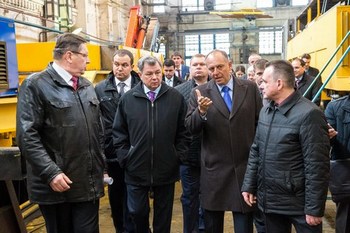 Губернатор Калужской области Анатолий Артамонов провел совещание на заводе «Калугапутьмаш» и встретился с трудовым коллективом предприятия
