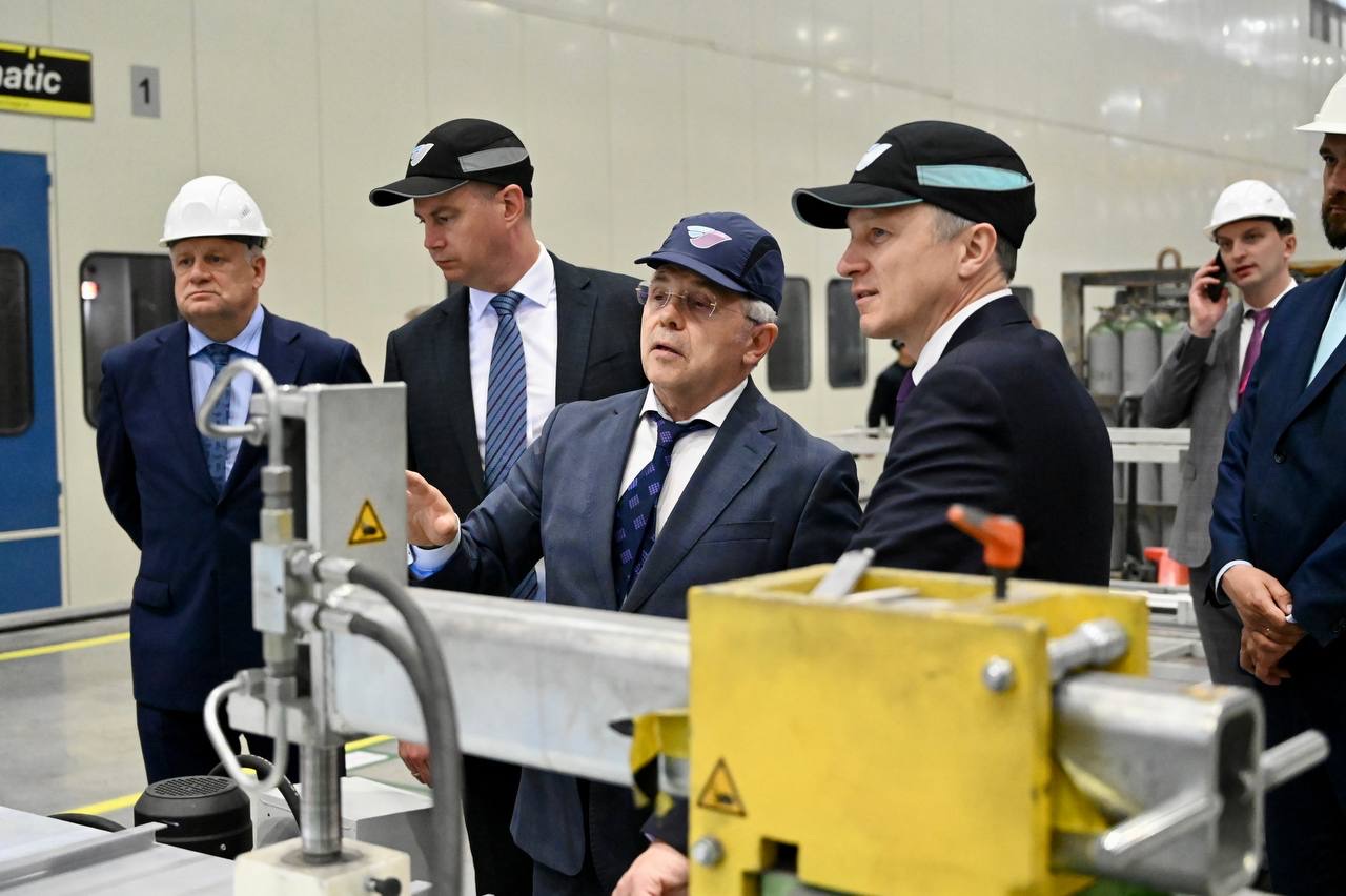 Завод «Уральские локомотивы» посетил заместитель министра промышленности и торговли РФ Альберт Каримов