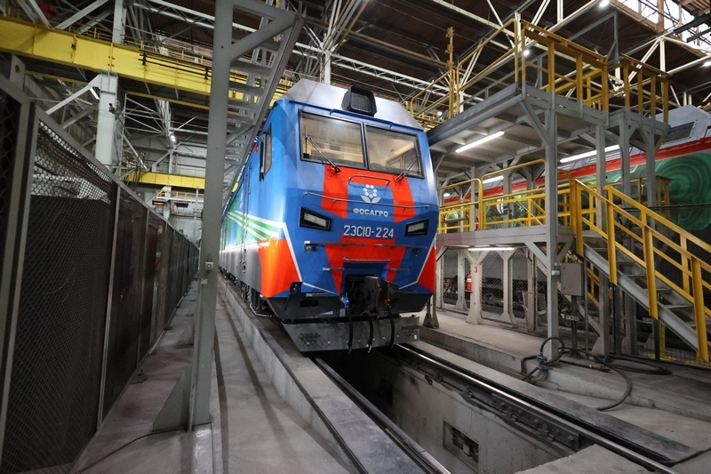 «Уральские локомотивы» передали электровоз «Гранит» компании «ФосАгро»