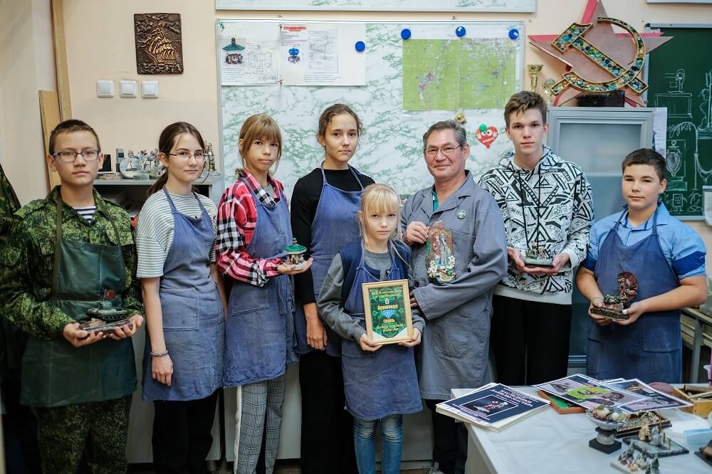 При поддержке БФ «Синара» более 100 школьников стали участниками камнерезных мастер-классов