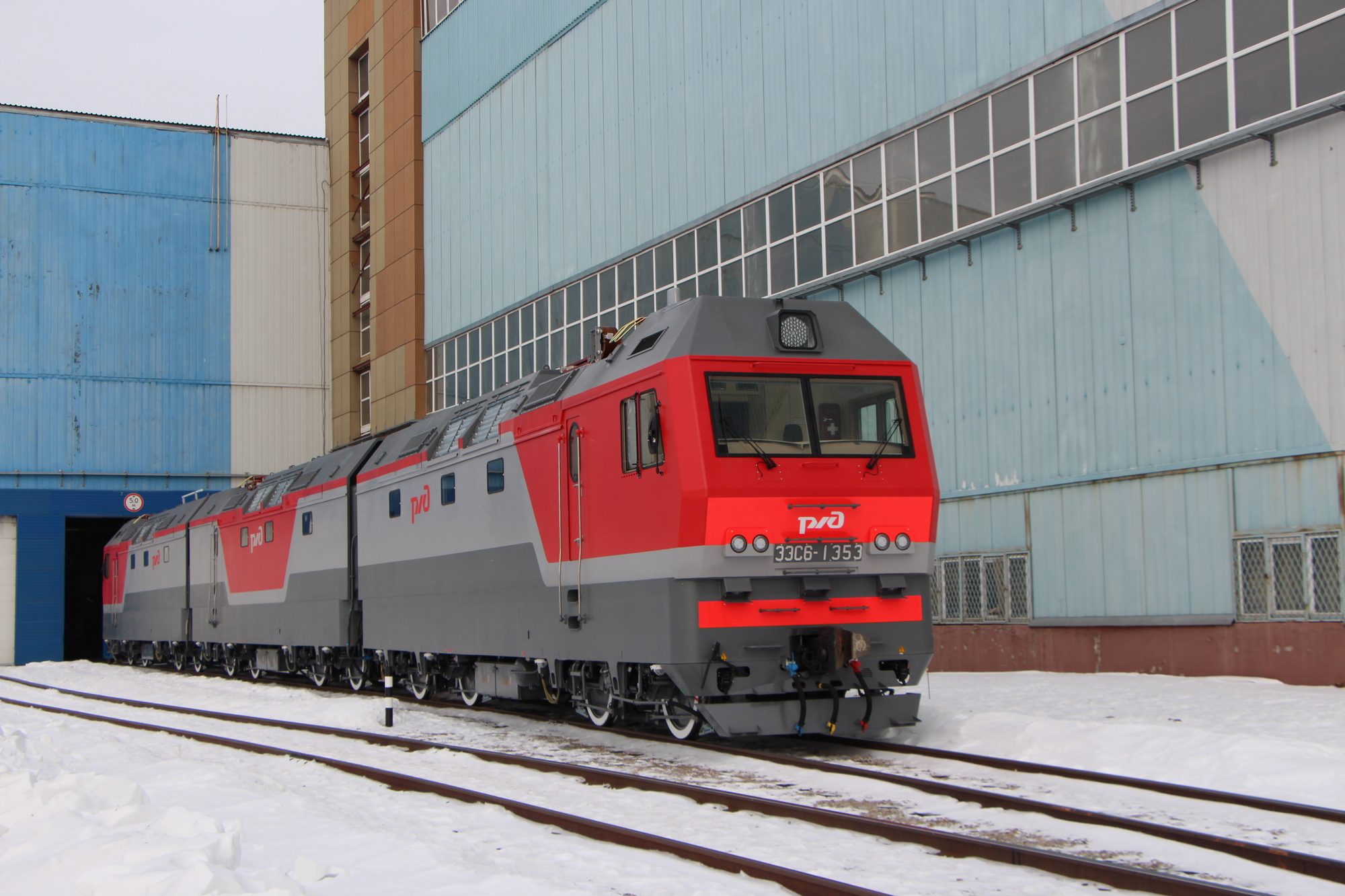 Сотая бустерная секция для электровоза 2ЭС6 изготовлена на «Уральских локомотивах»