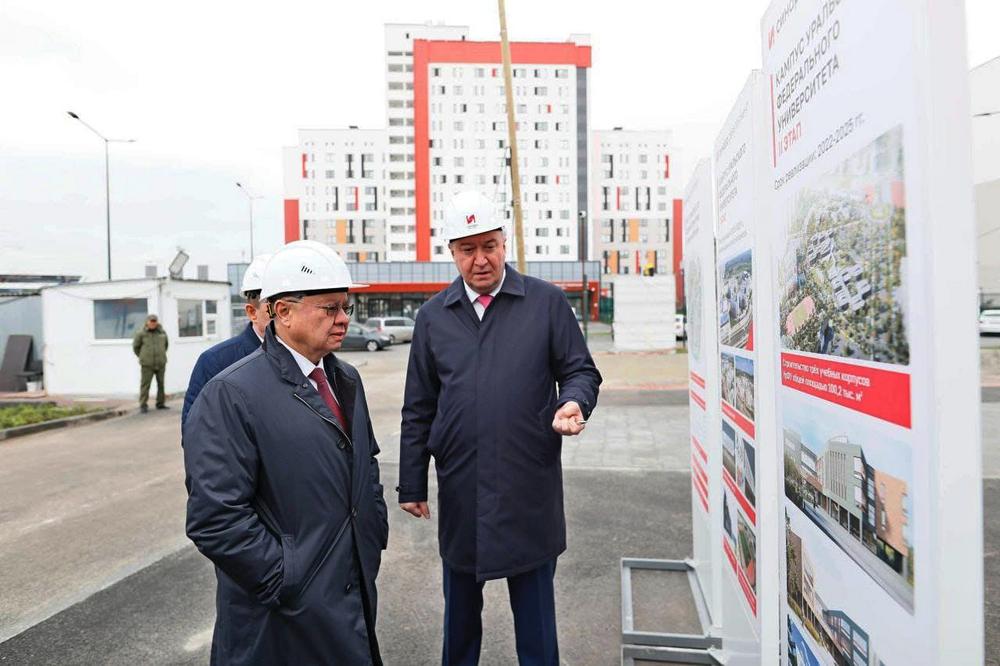 Министр строительства и ЖКХ РФ Ирек Файзуллин посетил строящийся в Екатеринбурге кампус УрФУ Министр строительства и ЖКХ РФ Ирек Файзуллин посетил строящийся в Екатеринбурге кампус УрФУ