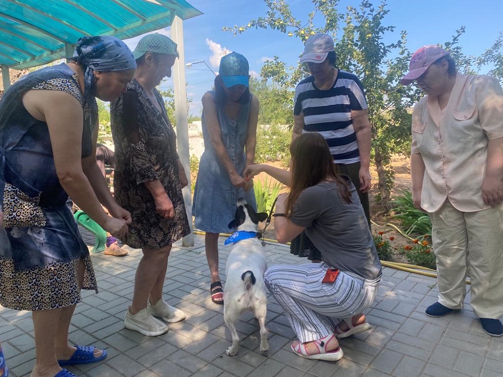 Специальные упражнения направлены на регуляцию эмоционального состояния, развитие коммуникации, повышение настроения.