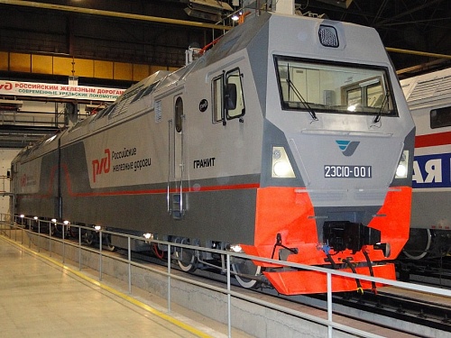 Выпуск электровоза 2ЭС10 с асинхронным тяговым приводом.